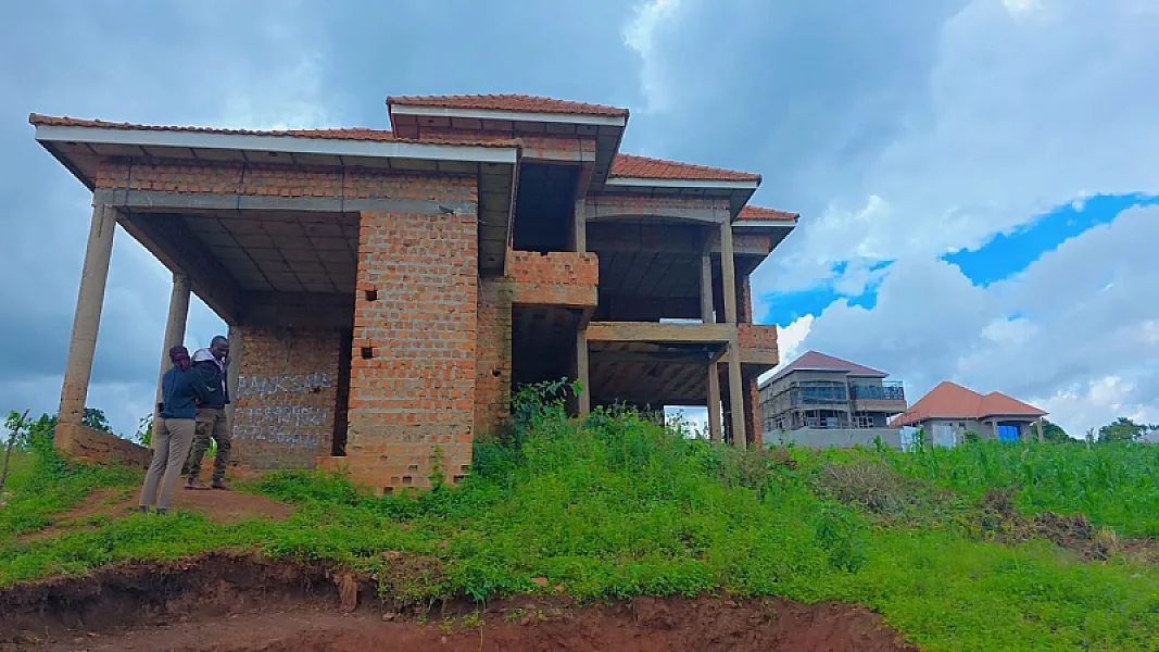 Storied House and Adjacent Land in Nsangi for sale in Nakatema–Katereke Village, Nsangi Subcounty, Kyengera Town Council, Wakiso District, Uganda.